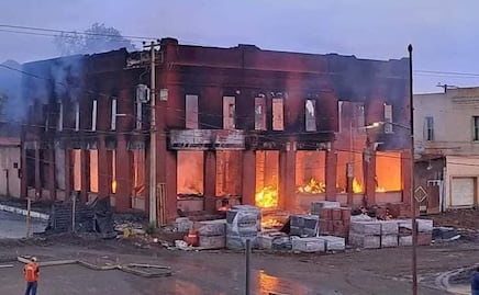 Incendio acaba con histórico edificio construido en 1907 en Cananea, Sonora
