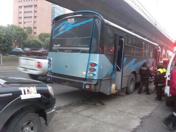 Suman tres heridos por asalto en camión en Tlalnepantla