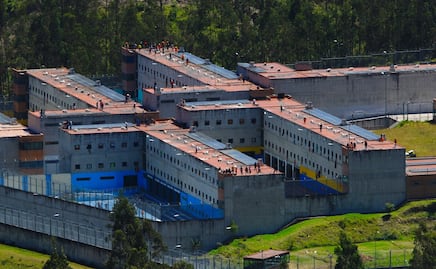 Continúa motín en cárcel de Ecuador con policías y guardias retenidos como rehenes