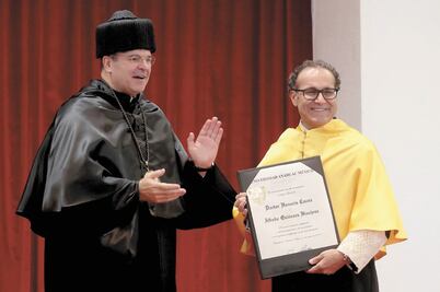 Otorgan grado Honoris Causa a neurocirujano