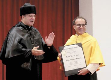 Otorgan grado Honoris Causa a neurocirujano
