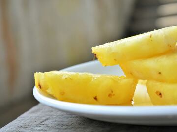 ¿Por qué la piña escalda la lengua?