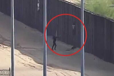 Migrantes caen 5 metros al cruzar muro fronterizo; niña se lesiona la espalda