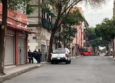 Reportan hallazgo de cadáver al interior de un tambo en calles del Centro Histórico de la CDMX