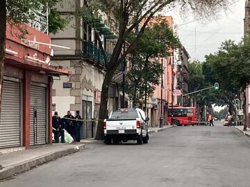 Reportan hallazgo de cadáver al interior de un tambo en calles del Centro Histórico de la CDMX