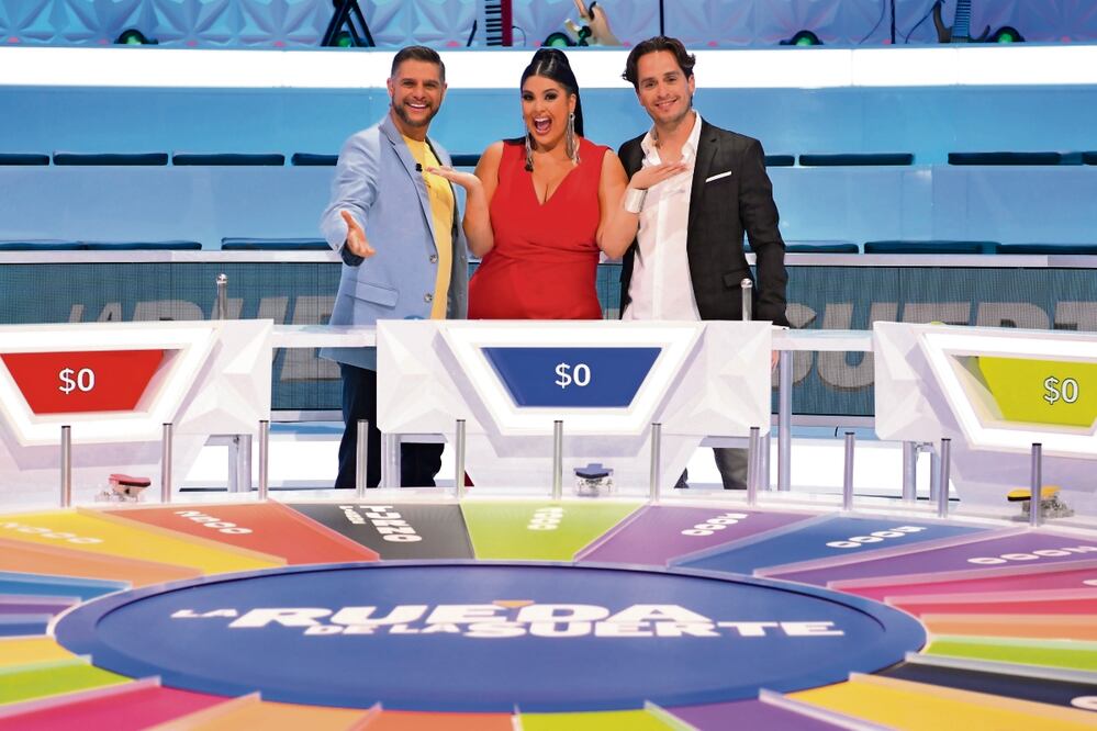 Rafa Mercadante, Curvy Zelma y Menny Carrasco conducen el show. Foto: Azteca