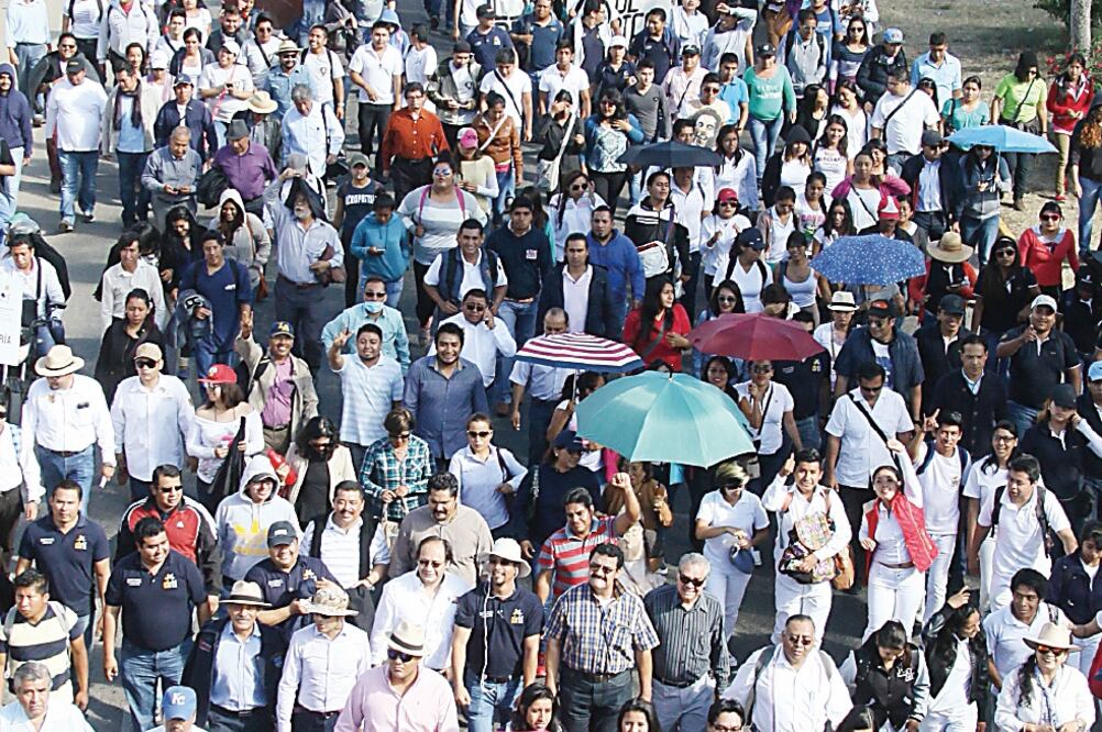 Alumnos y catedráticos de la UABJO, encabezados por el rector, marcharon por las principales calles de la ciudad para exigir más fondos (JOSÉ LUIS JERÓNIMO. QUADRATÍN)