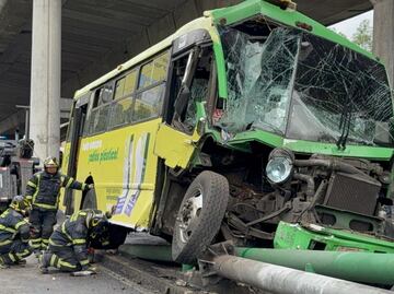 Camión de Ruta 41 se impacta contra muro en segundo piso del Periférico; 14 pasajeros resultan lesionados