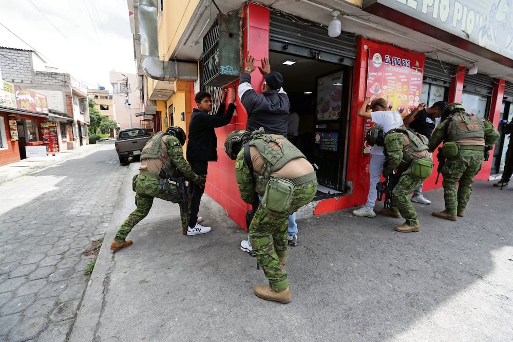 Militares ecuatorianos al registrar ayer a cuatro personas durante un operativo en el sector de Carapungo, en Quito. Foto: José Jácome | El Universal