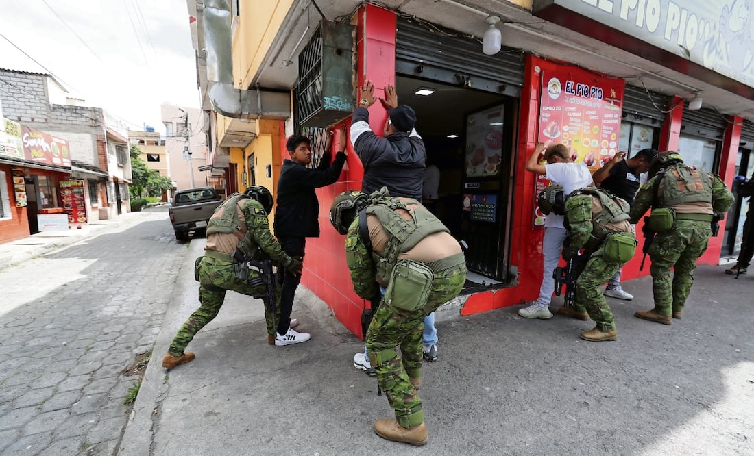Militares ecuatorianos al registrar ayer a cuatro personas durante un operativo en el sector de Carapungo, en Quito. Foto: José Jácome | El Universal