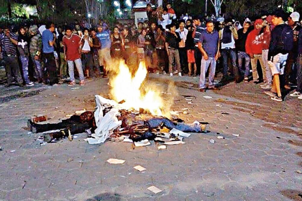 La turba atacó a la personas alrededor de las 19:00 horas; habitantes también tomaron la presidencia municipal (ESPECIAL)