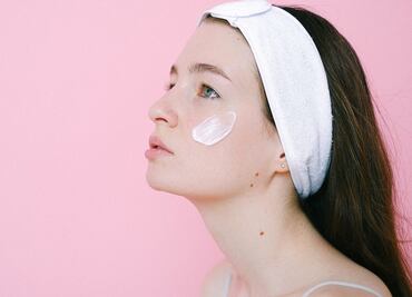 Te decimos cómo usar el protector solar antes y después del maquillaje