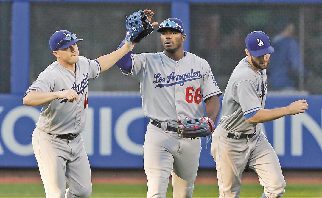 Yasiel Puig (centro) fue la figura del partido con un jonrón en la séptima. (JULIE JACOBSON. AP)