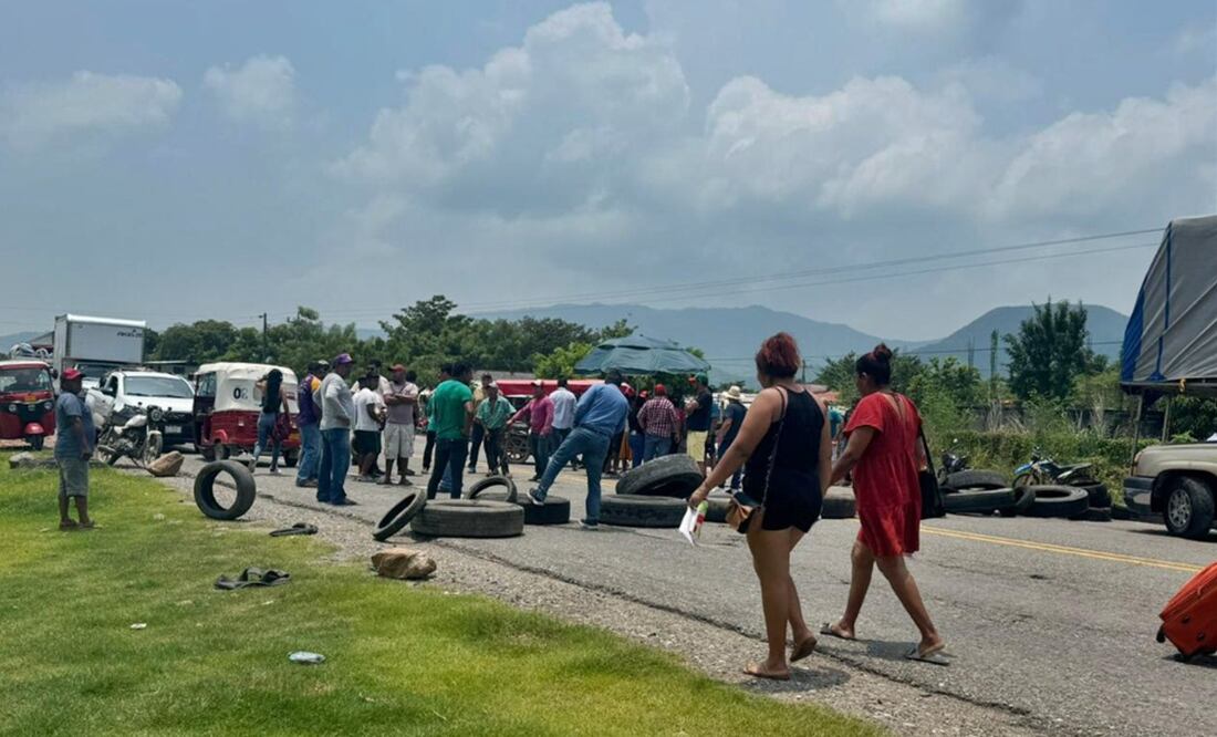 Pobladores bloquean la carretera Panamericana en el Istmo de Oaxaca para exigir la liberación de dos cerdos detenidos “por ensuciar la calle”. Foto: especial