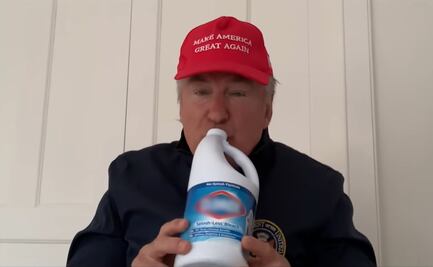 Alec Baldwin imita a Donald Trump y "bebe" cloro