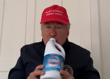 Alec Baldwin imita a Donald Trump y "bebe" cloro