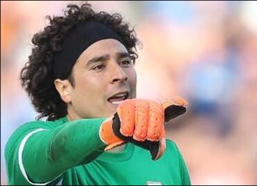 Ochoa y el Standard empatan de último minuto ante el Brujas