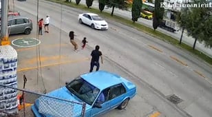 VIDEO VIRAL: Héroe sin capa salva a niña de ser atropellada y se genera debate, en Puebla