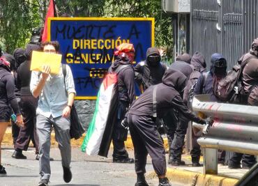 Encapuchados vandalizan Torre de Rectoría de la UNAM; piden eliminar grupos porriles de la universidad