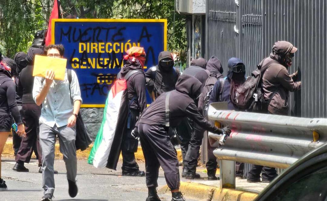 Encapuchados vandalizan Torre de Rectoría de la UNAM en Ciudad Universitaria este miércoles 3 de septiembre de 2025. Foto: Especial