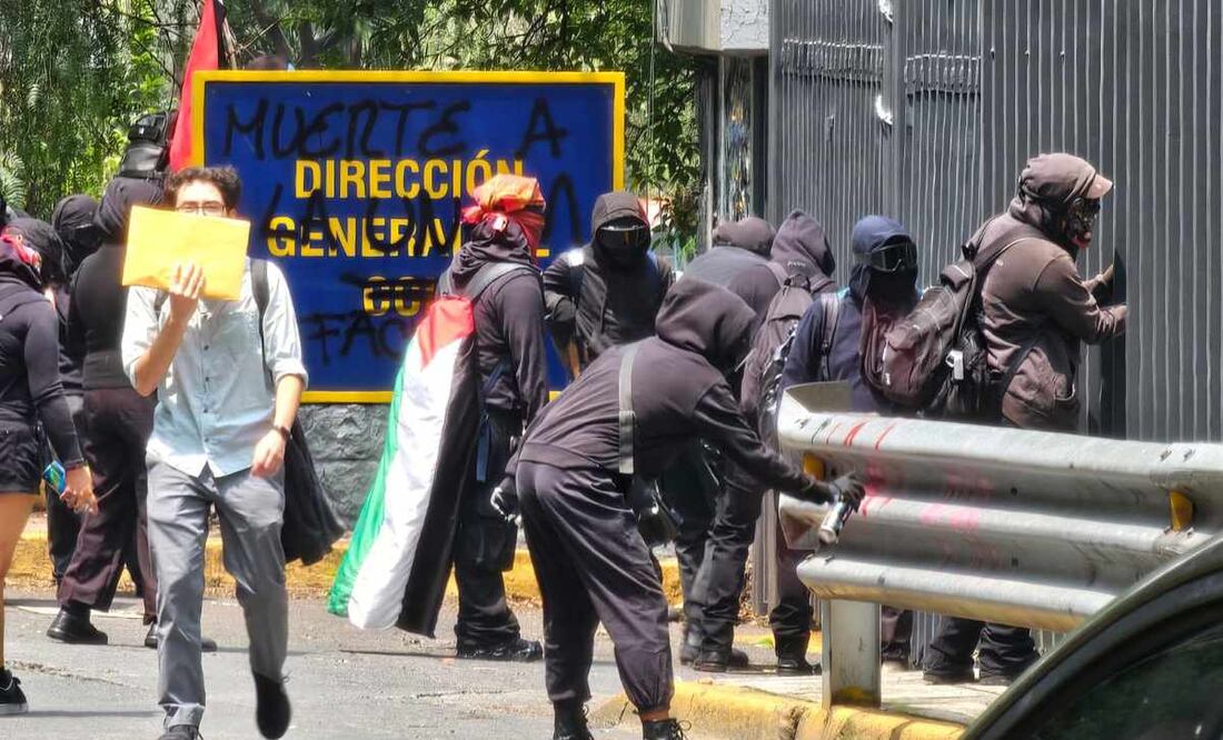 Encapuchados vandalizan Torre de Rectoría de la UNAM en Ciudad Universitaria. Foto: Especial