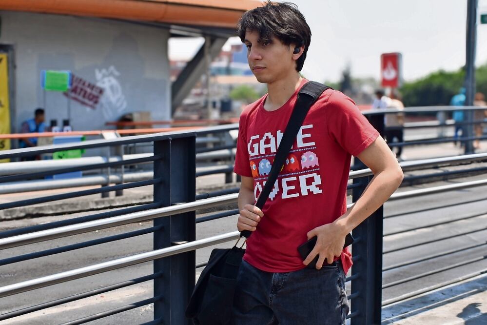Los capitalinos se previenen y guardan sus pertenencias para evitar ser blanco de la delincuencia. Foto: de Eduardo Castañeda