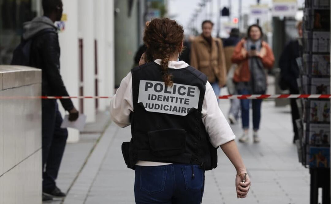 Una policía judicial trabaja en la estación de tren de cercanías de París donde resultó herida una mujer que profirió amenazas. Foto: AFP