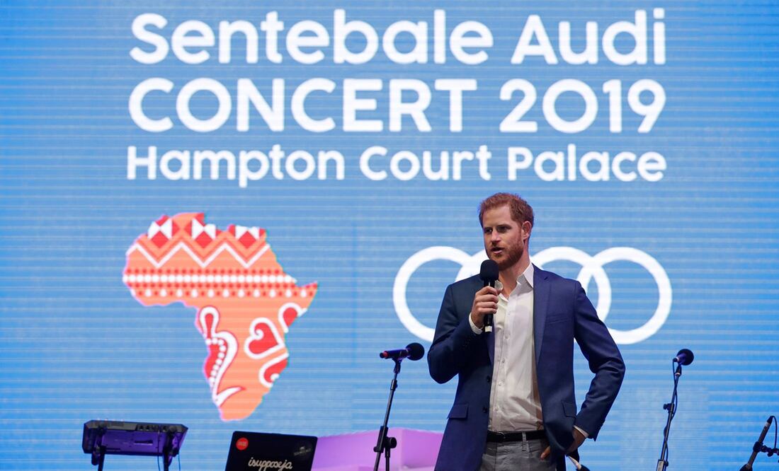 El príncipe Harry habla en el escenario durante un concierto organizado por su organización benéfica Sentebale para recaudar fondos y crear conciencia para apoyar a los niños y jóvenes afectados por el VIH y el SIDA en Lesoto, Botsuana y Malawi, en el Palacio de Hampton Court, en Londres, el 11 de junio de 2019. Foto: AP