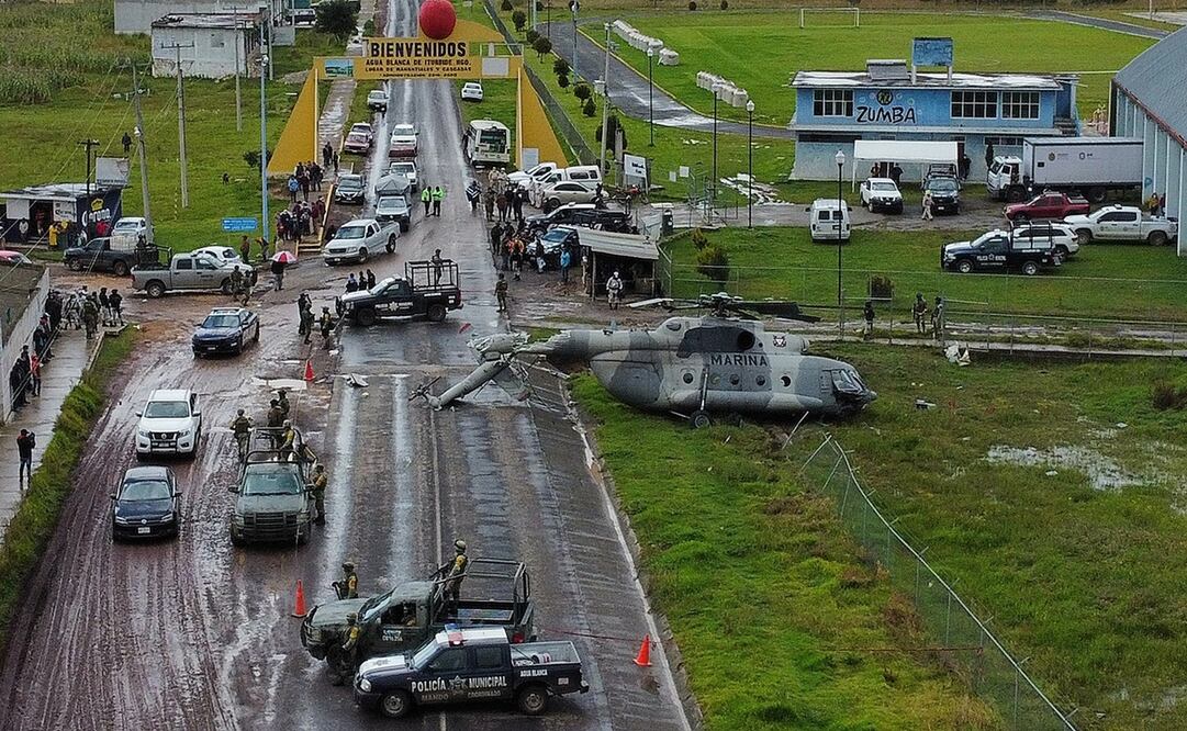Este miécoles cayó un helicóptero de la Marina que llevaba víveres a afectados por el huracán "Grace" en Hidalgo. Foto: EFE
