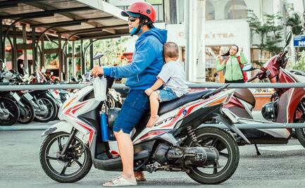 Morena busca garantizar seguridad de "niños sándwich" transportados en motocicletas