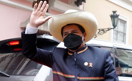 Pedro Castillo asume la presidencia de Perú