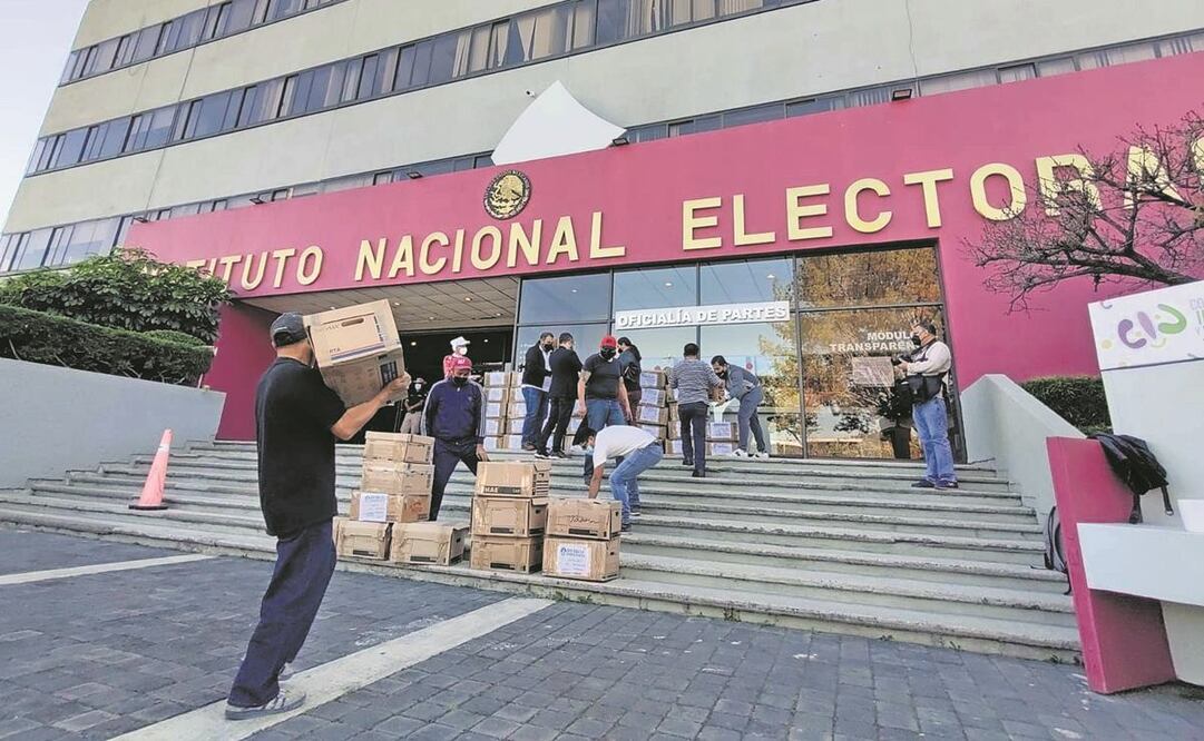 En las oficinas del INE, organizaciones entregaron ayer cajas con firmas a favor de la revocación. Foto: Ariadna García/ EL UNIVERSAL.