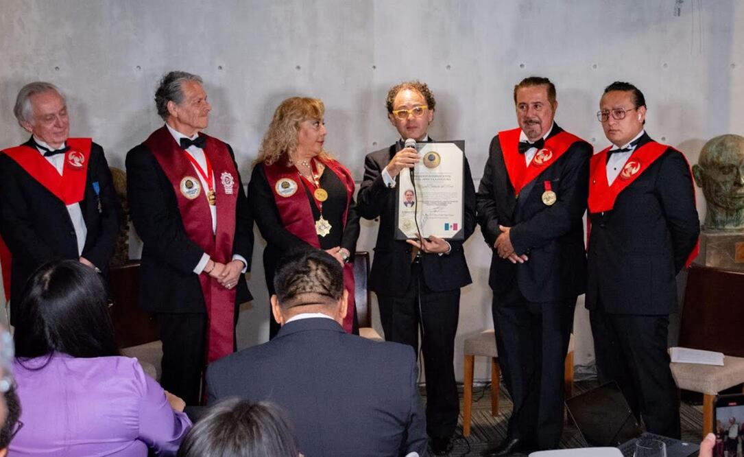 El director de orquesta Miguel Salmon del Real recibe reconocimiento. Foto: Especial.