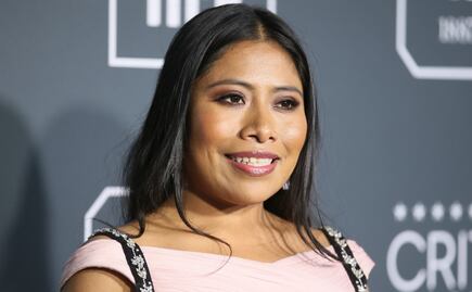 Yalitza Aparicio deslumbra con vestido rosa en los Critc's Choice Awards