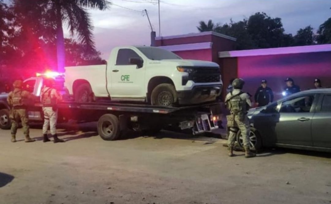 FGR asegura camioneta clonada de la CFE en inmueble de Comanitos, Culiacán; colocan sellos de aseguramiento.
Foto: Especial.