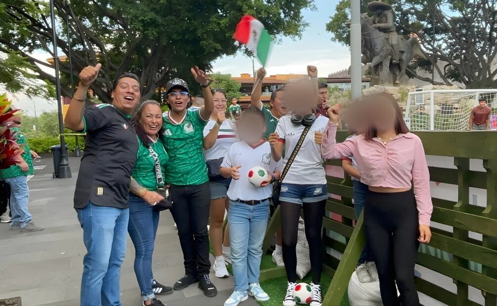 Algunas familias optaron por llevar a sus hijos a jugar una “cascarita” en la cancha de futbol que colocó el gobierno. | Foto: Justino Miranda.