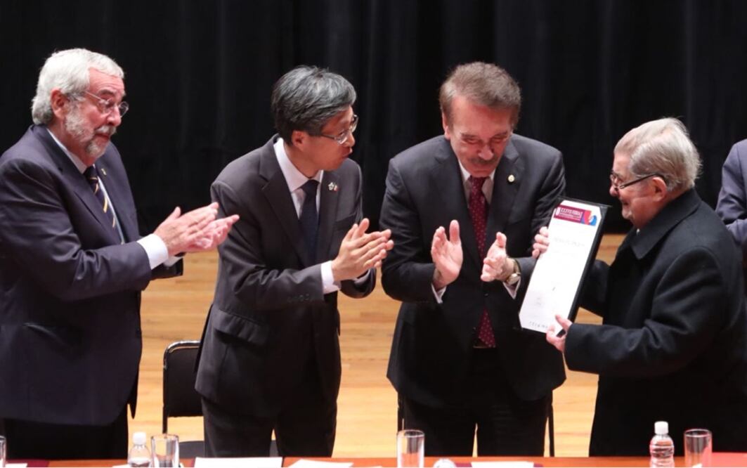 FIL del IPN reconoció a Miguel León-Portilla y Pablo Rudomín. Foto: Ariel Ojeda/El Universal