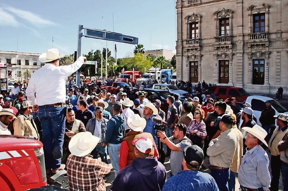 Una caravana integrada por unos mil productores recorrieron 14 municipios de la entidad, en la capital se plantaron frente a Palacio de Gobierno, donde exigieron que se atiendan sus demandas. (FOTO: LUIS FIERRO. EL UNIVERSAL)
