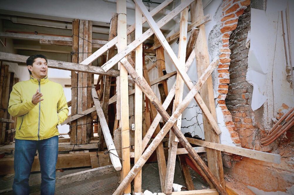 Tras el sismo de 7.1 grados que ocurrió el martes pasado, a Mario Noguez le preocupa que su inversión se pierda por las afectaciones en su hogar (YADÍN XOLALPA. EL UNIVERSAL)