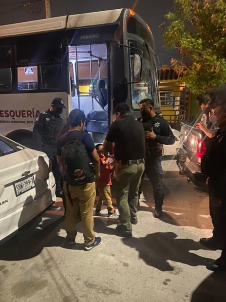 Aseguran en Nuevo León a 36 migrantes de Honduras y El Salvador