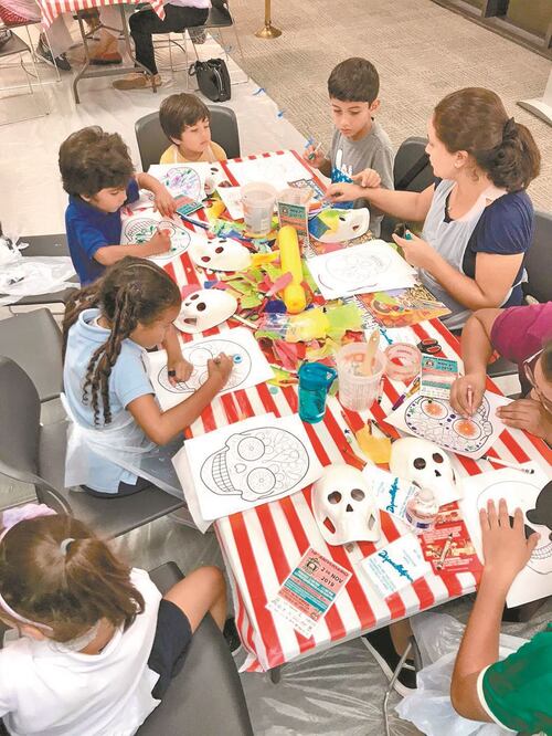 Niños aprenden a pintar calaveras, en un taller organizado en Miami en vísperas del Día de Muertos. El Consulado de México en Miami apoya a Jim Hammond, un artista plástico de EU, quien realiza actividades por esta celebración. FOTOS: CORTESÍA CONSULADO D