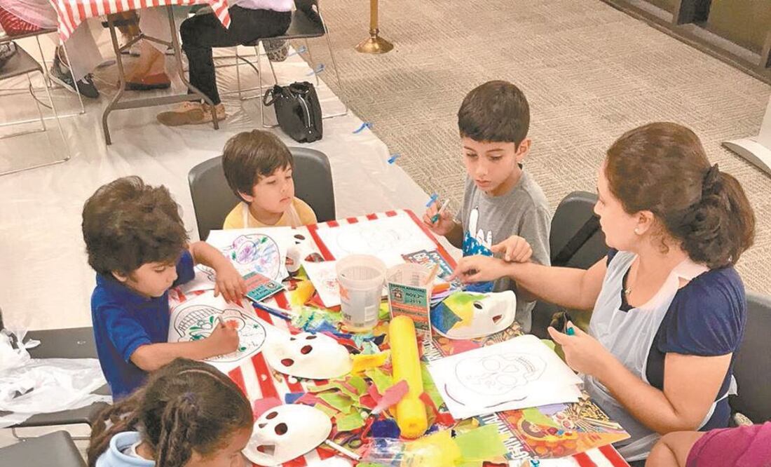 Niños aprenden a pintar calaveras, en un taller organizado en Miami en vísperas del Día de Muertos. El Consulado de México en Miami apoya a Jim Hammond, un artista plástico de EU, quien realiza actividades por esta celebración. FOTOS: CORTESÍA CONSULADO D