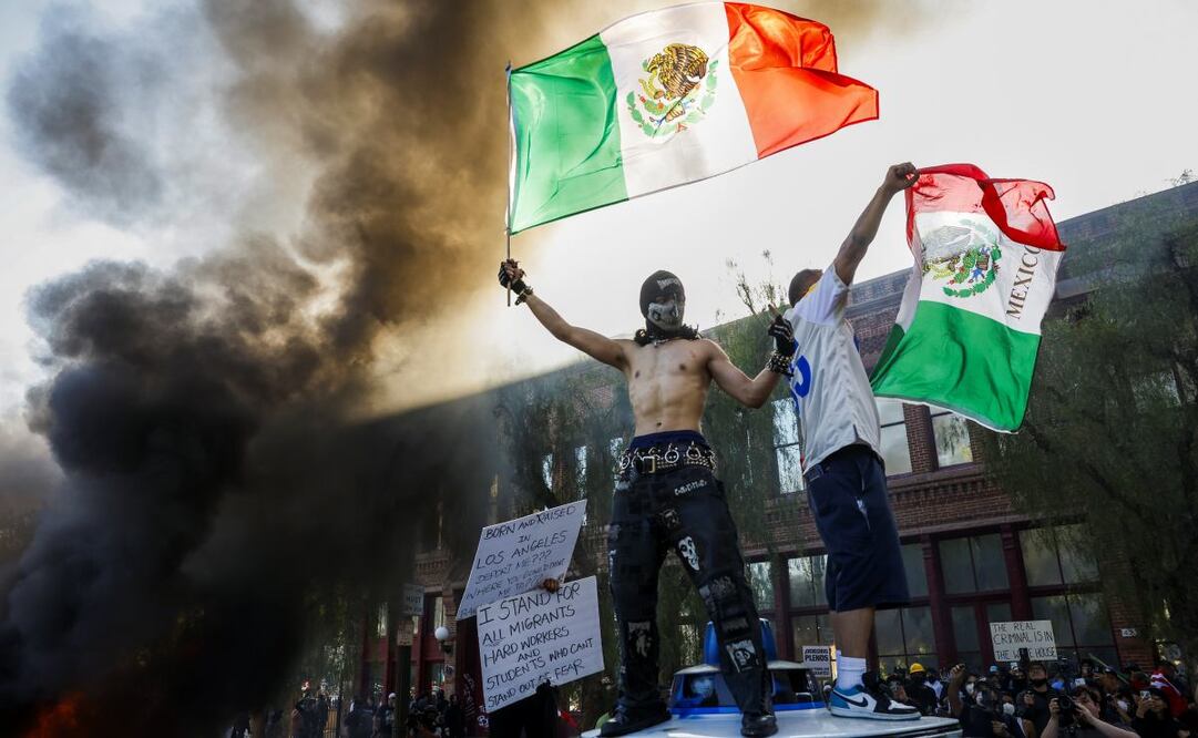 Activistas ondean banderas mexicanas mientras se incendian autos durante las protestas provocadas por las redadas migratorias en Los Ángeles, California, EE. UU., el 8 de junio de 2025. El presidente estadounidense, Donald Trump, ha desplegado 2000 efectivos de la Guardia Nacional, a pesar de no haber recibido una solicitud del estado de California para asistencia adicional, tras las multitudinarias protestas contra las redadas migratorias en curso en el área de Los Ángeles durante los últimos días. Foto: EFE