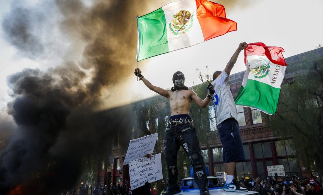 Activistas ondean banderas mexicanas mientras se incendian autos durante las protestas provocadas por las redadas migratorias en Los Ángeles, California, EE. UU., el 8 de junio de 2025. El presidente estadounidense, Donald Trump, ha desplegado 2000 efectivos de la Guardia Nacional, a pesar de no haber recibido una solicitud del estado de California para asistencia adicional, tras las multitudinarias protestas contra las redadas migratorias en curso en el área de Los Ángeles durante los últimos días. Foto: EFE