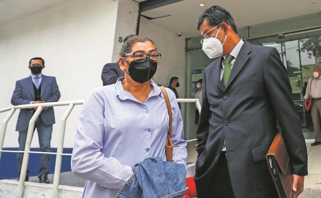 Antelma Vargas, madre de Ingrid, junto a su representante familiar y una de sus hijas, en los juz- gados de la Fiscalía General de Justicia de la Ciudad de México, el pasado 7 de julio. Foto: Archivo. El Universal