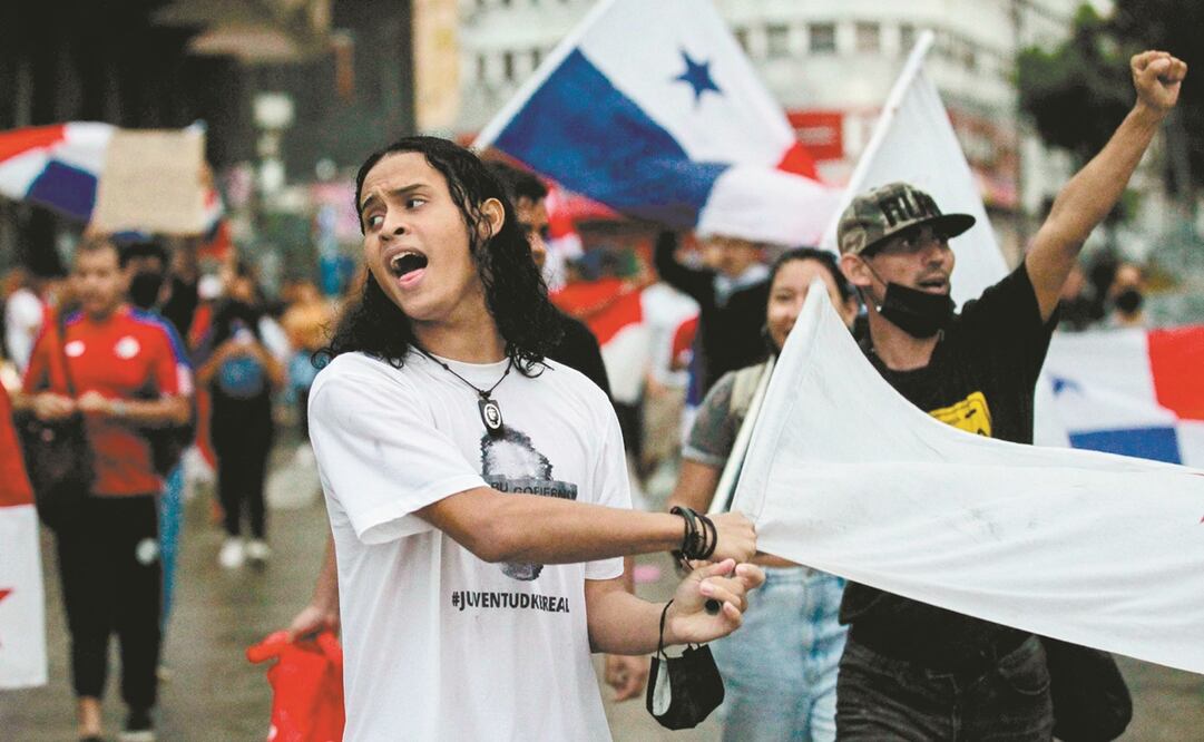 Asistentes a una protesta contra el alto costo de los alimentos y la gasolina en la Ciudad de Panamá.