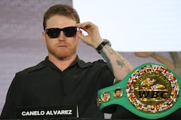 Canelo rompe su tradición de pelea de septiembre y su rival lanza una dura crítica: “Ya está demasiado viejo”  