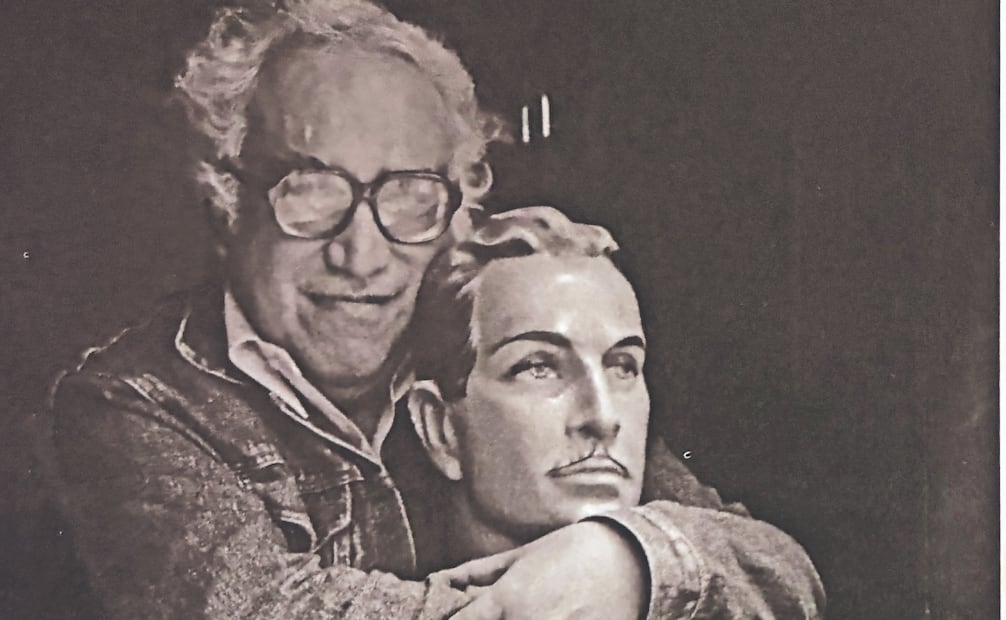 Carlos Monsiváis, en la imagen abrazando un maniquí, reunió una gran colección de arte. Imágenes del libro Pasado de moda. Pasarela de Estilos en México.