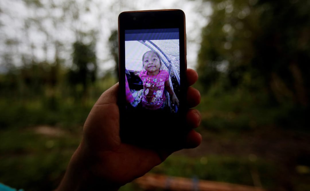 Un familiar de Jakelin, una niña de 7 años quien murió la semana pasada en la frontera de EU muestra una fotografía de la niña (Foto: EFE)