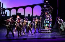 Broadway asombra a México con "Charly y la fábrica de chocolate"